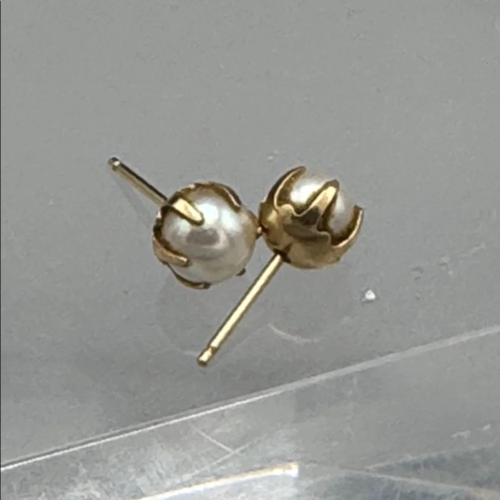 10Kt Gold Genuine Pearl Earrings - Picture 4 of 6